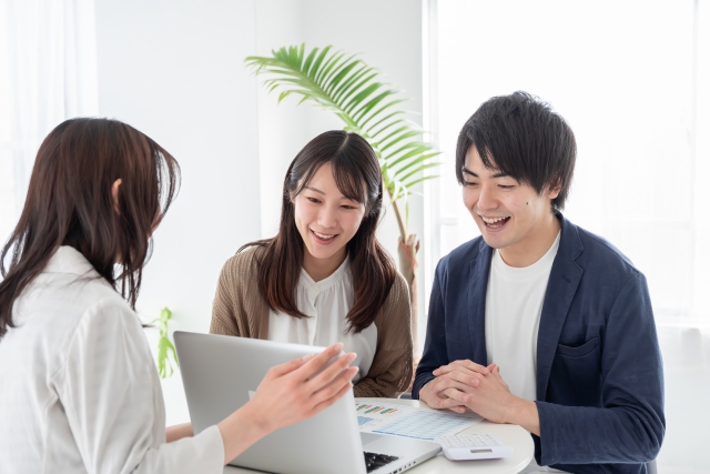 営業担当に相談する夫婦