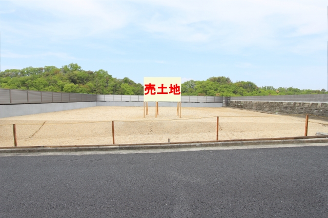 売土地の看板が立てられた空き地