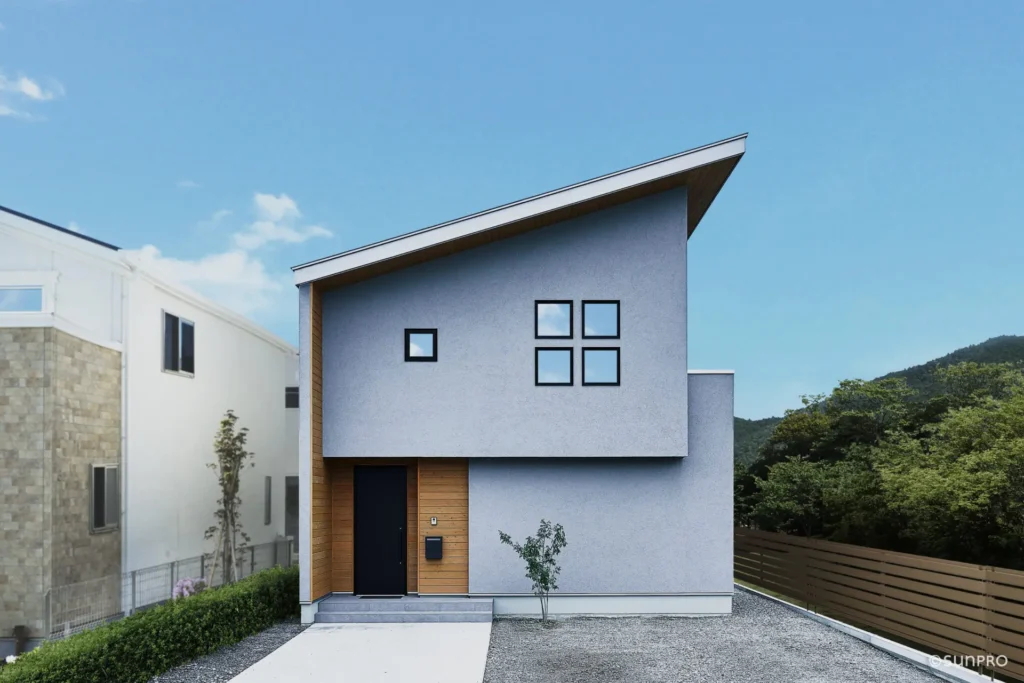 片流れ屋根とグレーの塗り壁の戸建て住宅外観
