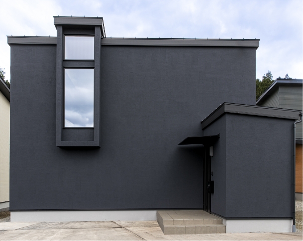 黒い外壁の戸建て住宅外観